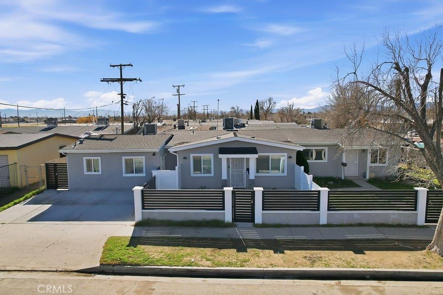 552 W Avenue H8, Lancaster, CA